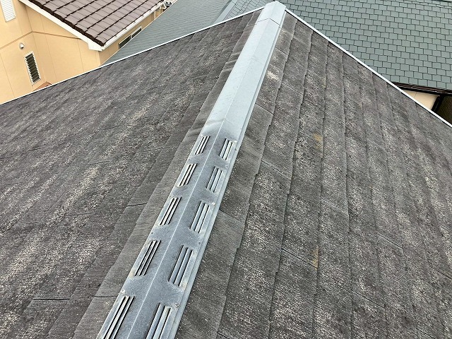 瑞穂区のカラーベスト屋根で雨漏りが発生、屋根カバー工法とあわせて葺き替え工事をご提案